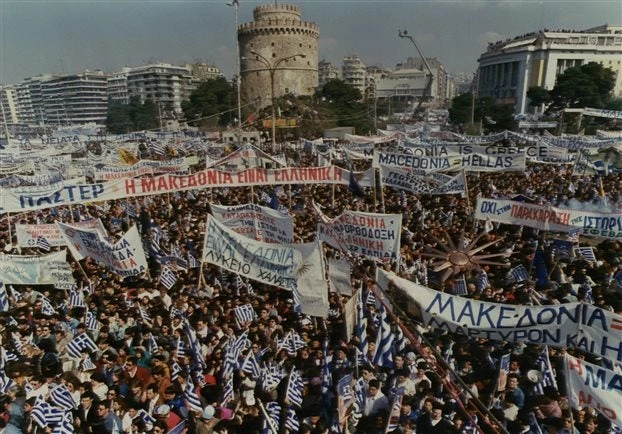 Το βίντεο που κάνει το γύρο του κόσμου: «Λαέ της Μακεδονίας ξεσηκώσου» – Τι είχαν πει Κωνσταντίνος Καραμανλής και Ανδρέας Παπανδρέου